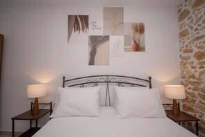 1 bedroom, laptop workspace, soundproofing, iron/ironing board - Pamelas House (Platanias)