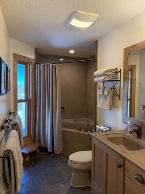 Une salle de bain avec une baignoire, des toilettes et un lavabo.