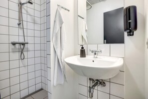 Kamar Quadruple | Kamar mandi | Shower dan tisu toilet