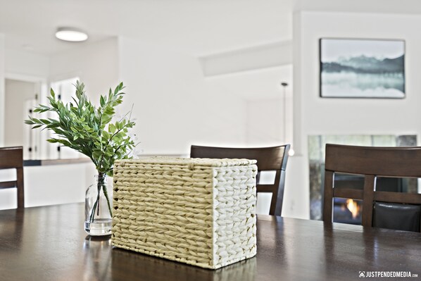 Dining - Remodeled central townhouse w/fireplace bike trails & parks (Anchorage)