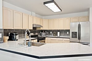 Dining tables - Remodeled central townhouse w/fireplace bike trails & parks (Anchorage)