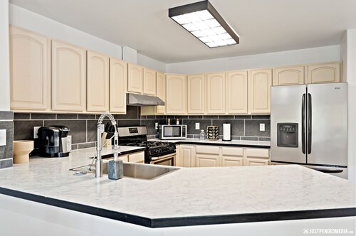 Remodeled central townhouse w/fireplace bike trails & parks