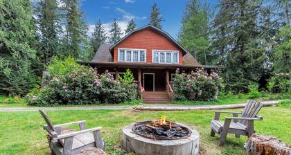 Large Lodge Near Nisqually Entrance, Sleeps 18