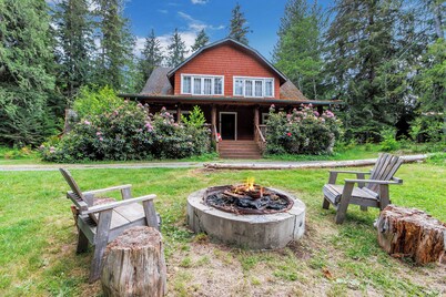Large Lodge Near Nisqually Entrance, Sleeps 18