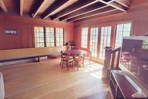 Dining - Large Lodge at Rainer Lodge - 0.4 mi to Mt.Rainier (Ashford)