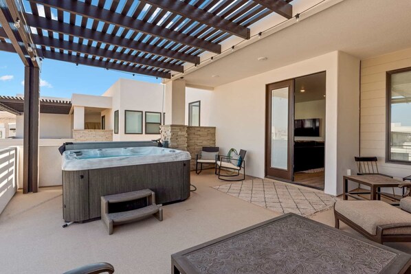 House, 5 Bedrooms | Outdoor spa tub
