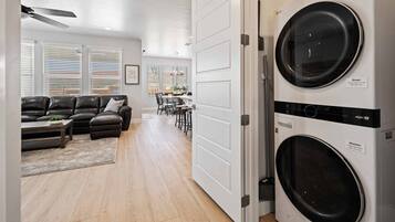House, 5 Bedrooms | Laundry
