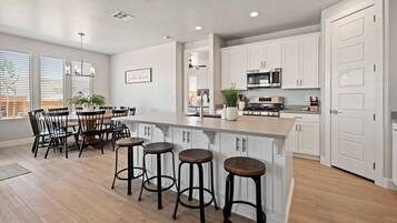 House, 5 Bedrooms | Private kitchen | Fridge, oven, coffee/tea maker, toaster