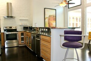 Kjøleskap, mikrobølgeovn, ovn og kokeplater