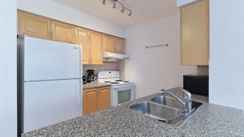 Coffee/tea maker, fridge, microwave, oven