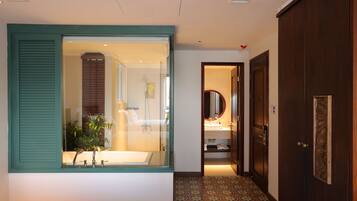 D'ÉSPAGN | Premium bedding, minibar, in-room safe, individually decorated