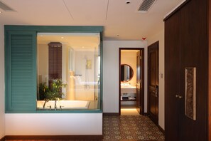 Chambre triple familiale (D'ÉSPAGN) | Literie de qualité, minibar, coffre-fort, décor unique