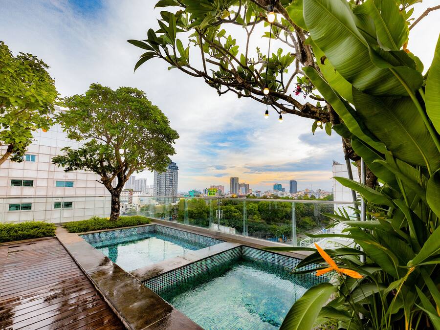 Piscina externa, espreguiçadeiras