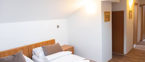 1 habitación, caja de seguridad en la habitación y escritorio