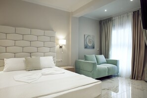 Ropa de cama de alta calidad y espacio para trabajar con laptop 