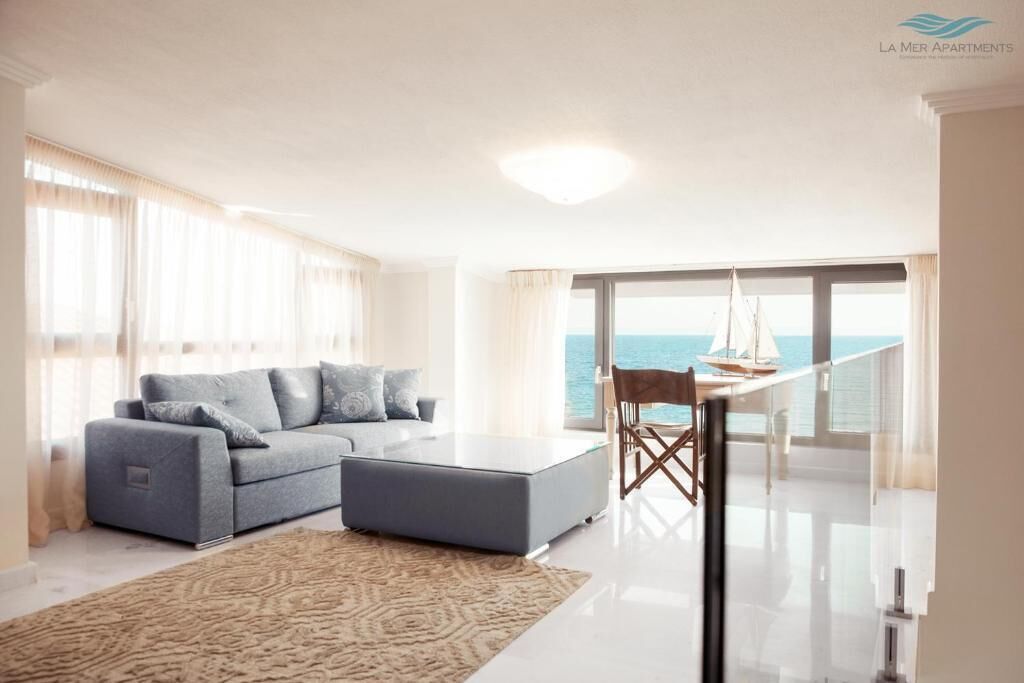Luxury Suite, Sea View | Living room | 32-inch Smart TV with cable channels, TV, Netflix
