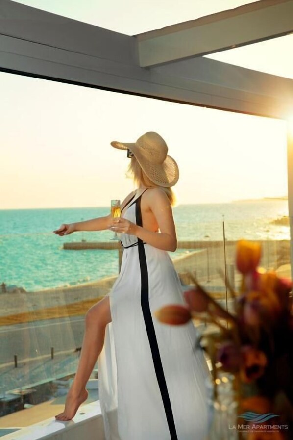 Phòng Suite Cao cấp, quang cảnh biển | Bộ đồ giường cao cấp, khu vực làm việc phù hợp cho laptop