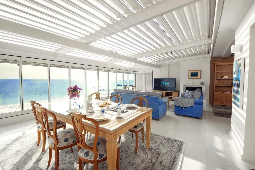 ห้องลักซ์ชัวรี่สวีท, วิวทะเล | ห้องนั่งเล่น | สมาร์ททีวี 32 นิ้ว พร้อมช่องเคเบิล, ทีวี, Netflix