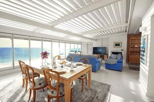 Luxury Suite, Sea View | Living room | 32-inch Smart TV with cable channels, TV, Netflix