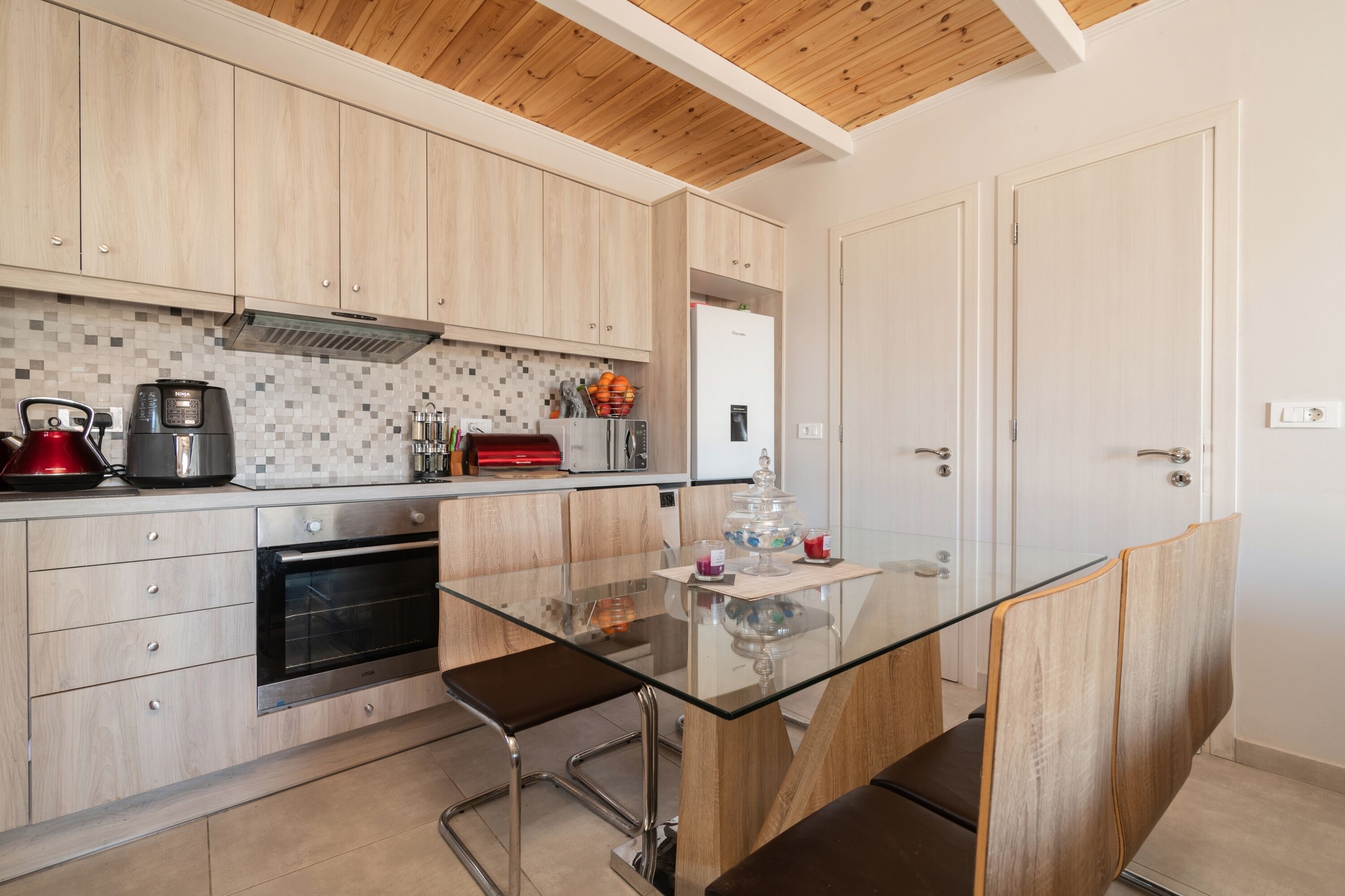 Rumah Comfort | Dapur pribadi | Lemari es besar, microwave, oven, dan kompor