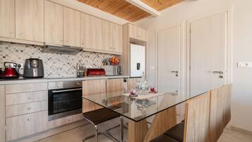 Rumah Comfort | Dapur pribadi | Lemari es besar, microwave, oven, dan kompor