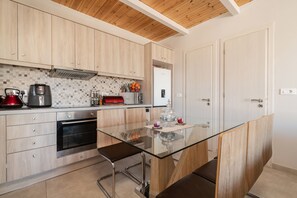 Hus Comfort | Eget kök | Stort kylskåp, mikrovågsugn, ugn och spishäll