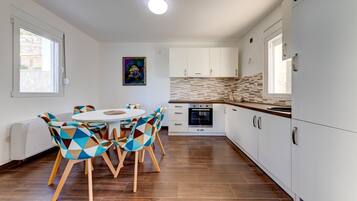 Fridge, oven, stovetop, electric kettle