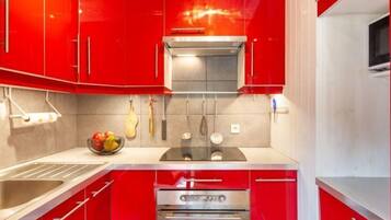 Een koelkast, een microgolfoven, een vaatwasser, een broodrooster