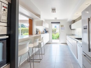 Een koelkast, een microgolfoven, een oven, een vaatwasser