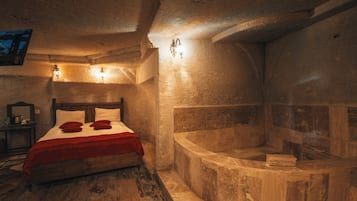 Deluxe Room | Hypo-allergenic bedding, individually decorated, individually furnished
