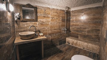 Deluxe Room | Bathroom | Shower, rainfall showerhead, free toiletries, hair dryer