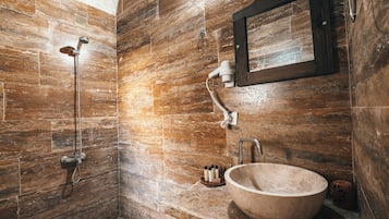 Junior Room | Bathroom | Shower, rainfall showerhead, free toiletries, hair dryer