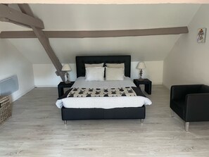 Habitación superior | Escritorio, cortinas opacas, wifi gratis y ropa de cama
