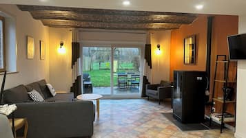 House | Living area | 32-inch flat-screen TV with digital channels, TV