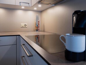 Kühlschrank, Geschirrspüler, Kochgeschirr/Geschirr/Besteck