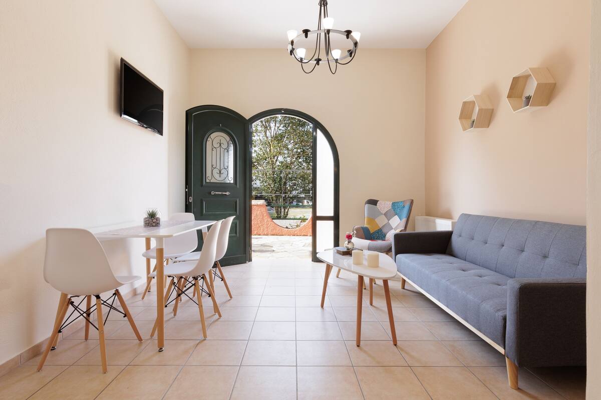 Apartment | Living room | 32-inch flat-screen TV with digital channels, TV