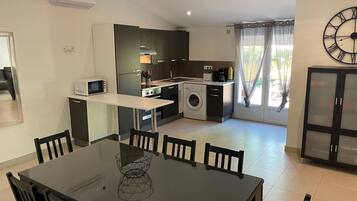 Réfrigérateur, micro-ondes, four, plaque de cuisson