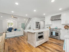 Fridge, microwave, oven, stovetop - Fresno Home|Family Friendly Loft| 3/2.5 | Garage (Fresno)