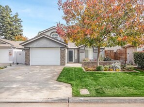 Exterior - Fresno Home|Family Friendly Loft| 3/2.5 | Garage (Fresno)