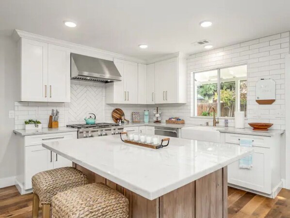 Fridge, microwave, oven, stovetop - Fresno Home|Family Friendly Loft| 3/2.5 | Garage (Fresno)