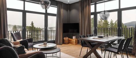 Trysil Alpine Lodge Senior Mountain view | Living area | Flat-screen TV