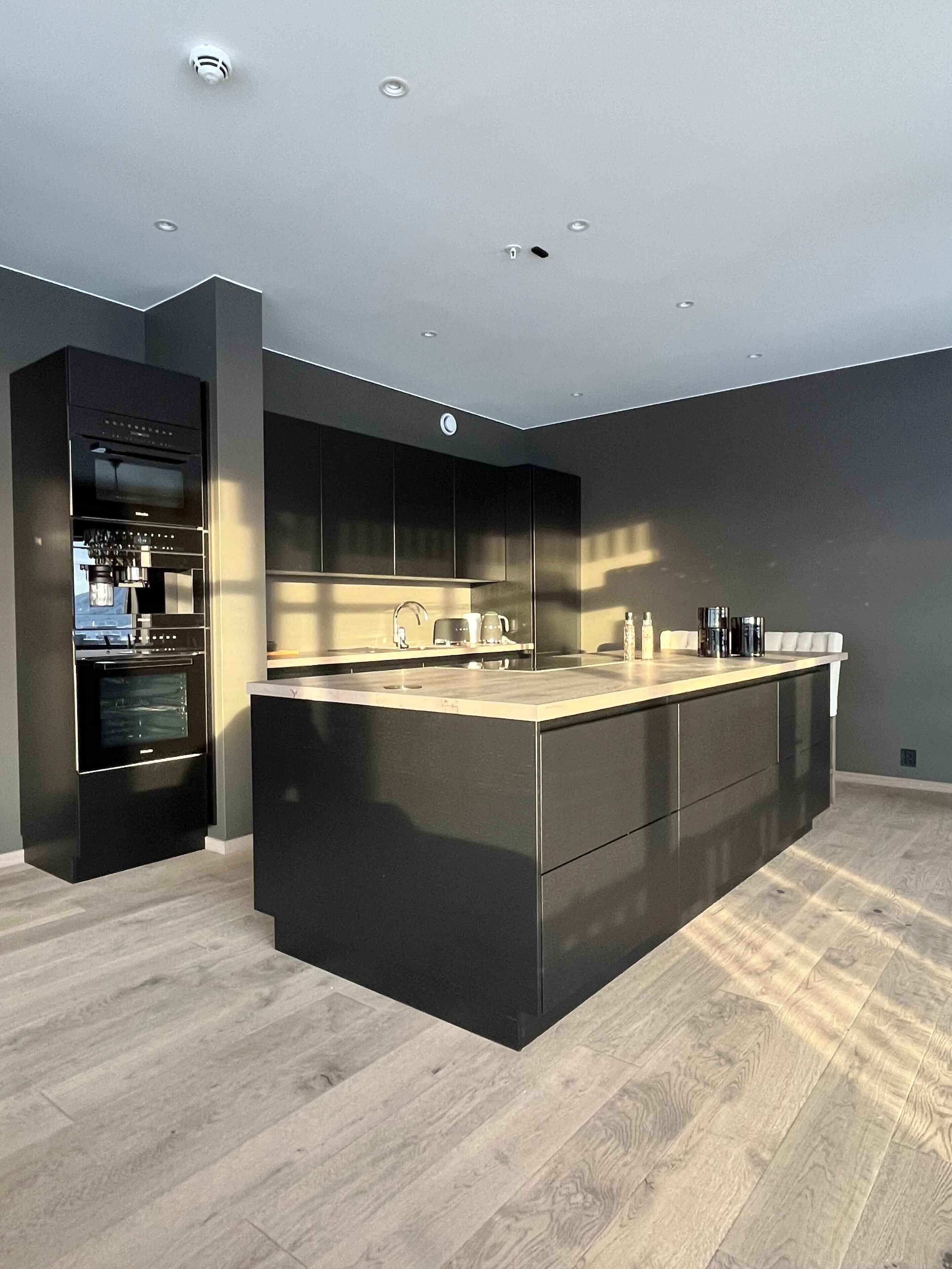 Mini réfrigérateur, micro-ondes, cafetière/bouilloire