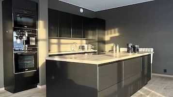 Minikjøleskap, mikrobølgeovn, kaffetrakter/tekoker og vannkoker