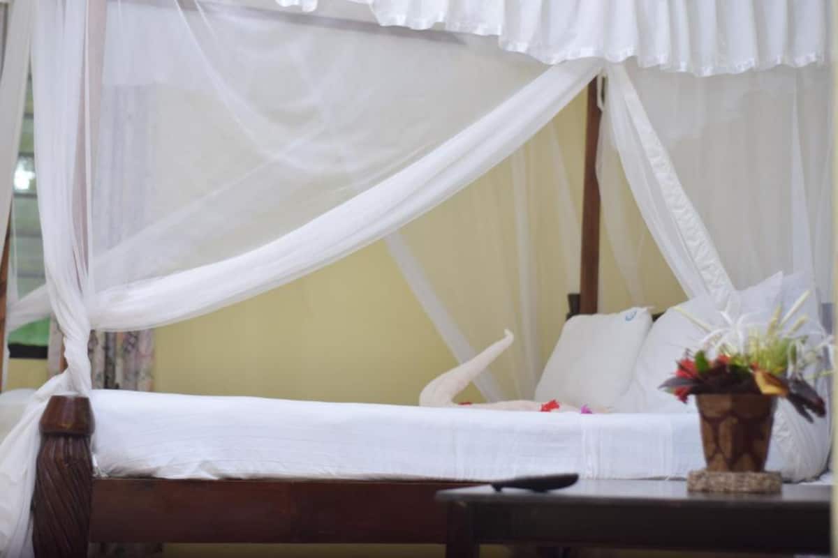 1 Schlafzimmer, Schreibtisch, Bettwäsche