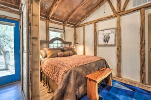 1 bedroom, iron/ironing board, Internet, bed sheets - Unique Stay: Historic Home Along Blanco River (Blanco)