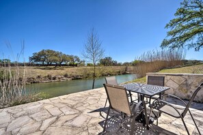 Outdoor dining - Unique Stay: Historic Home Along Blanco River (Blanco)