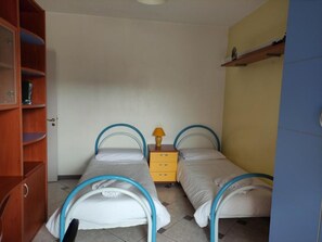 2 habitaciones, escritorio, tabla de planchar con plancha y wifi gratis 