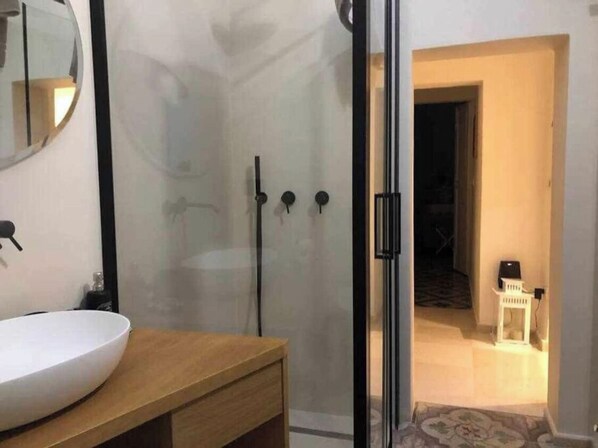 Doccia, asciugacapelli, bidet, sapone