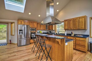 Fridge, microwave, dishwasher, coffee/tea maker - Idyllic Retreat ~ 20 Mi to Olympic National Park! (Port Angeles)
