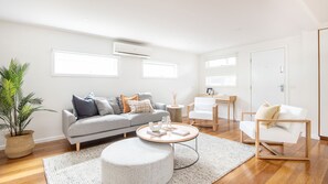 Smart TV, fireplace, offices - Elizabeth Lodge with Spa Walk to beach (Capel Sound)